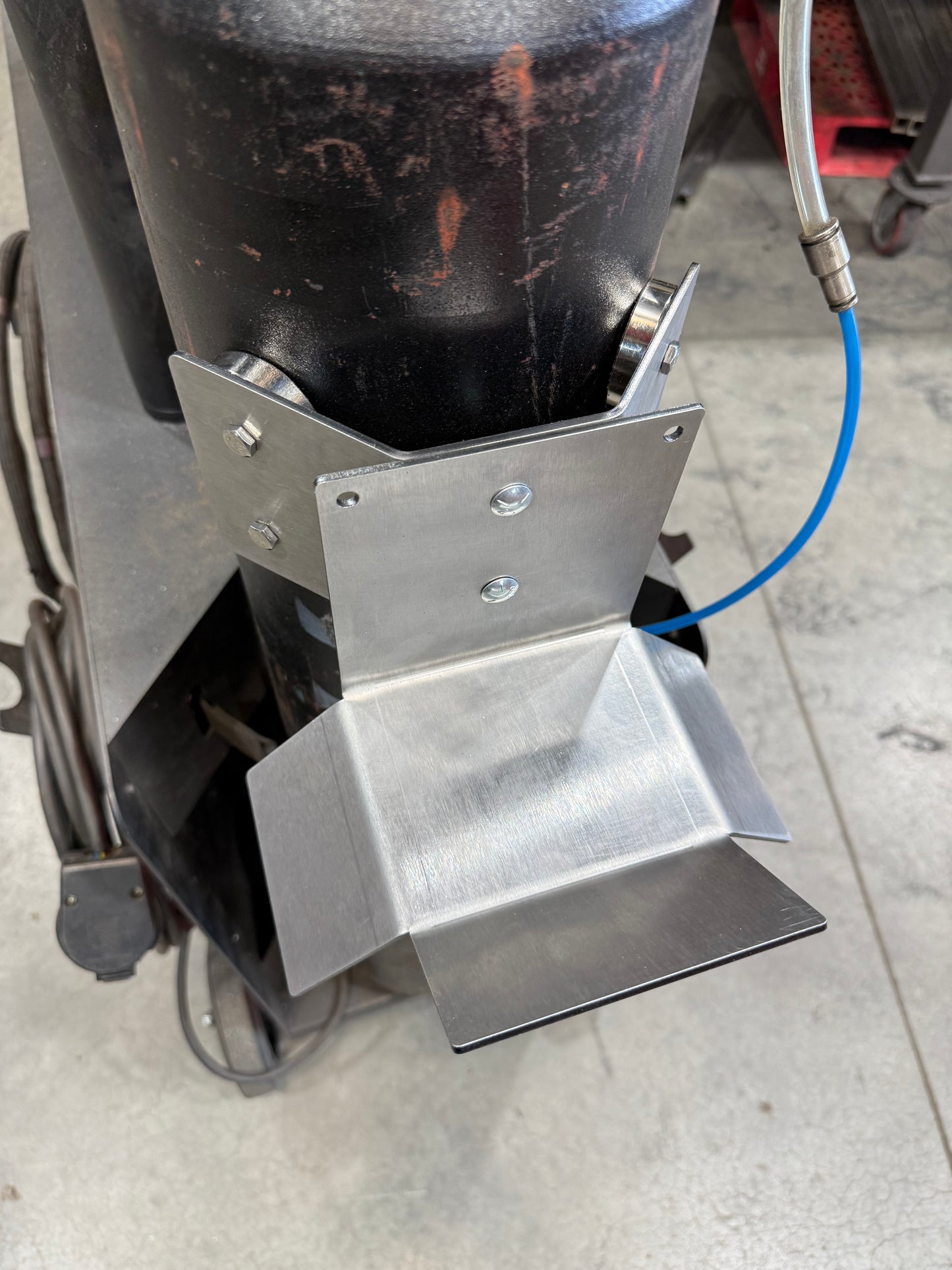 Monster Lead Hanger